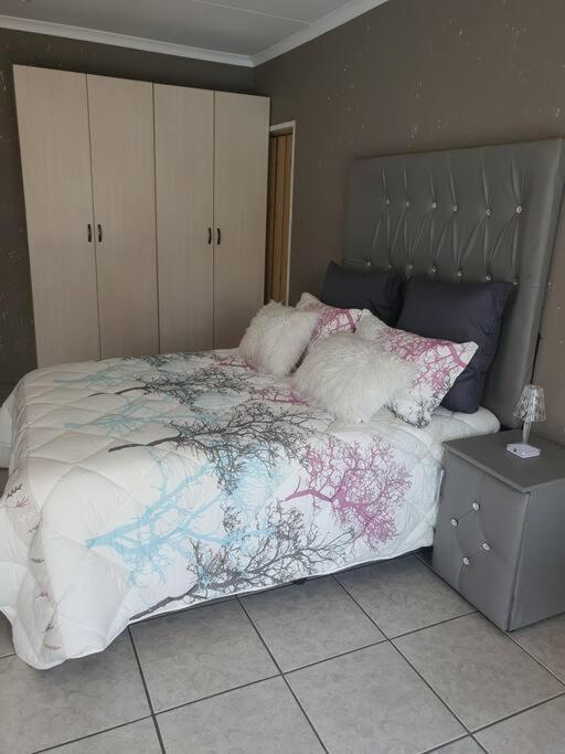 Funky Dot Sleeping Spot Apartment Kempton Park Bagian luar foto