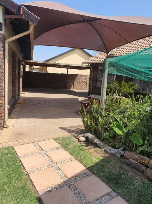 Funky Dot Sleeping Spot Apartment Kempton Park Bagian luar foto